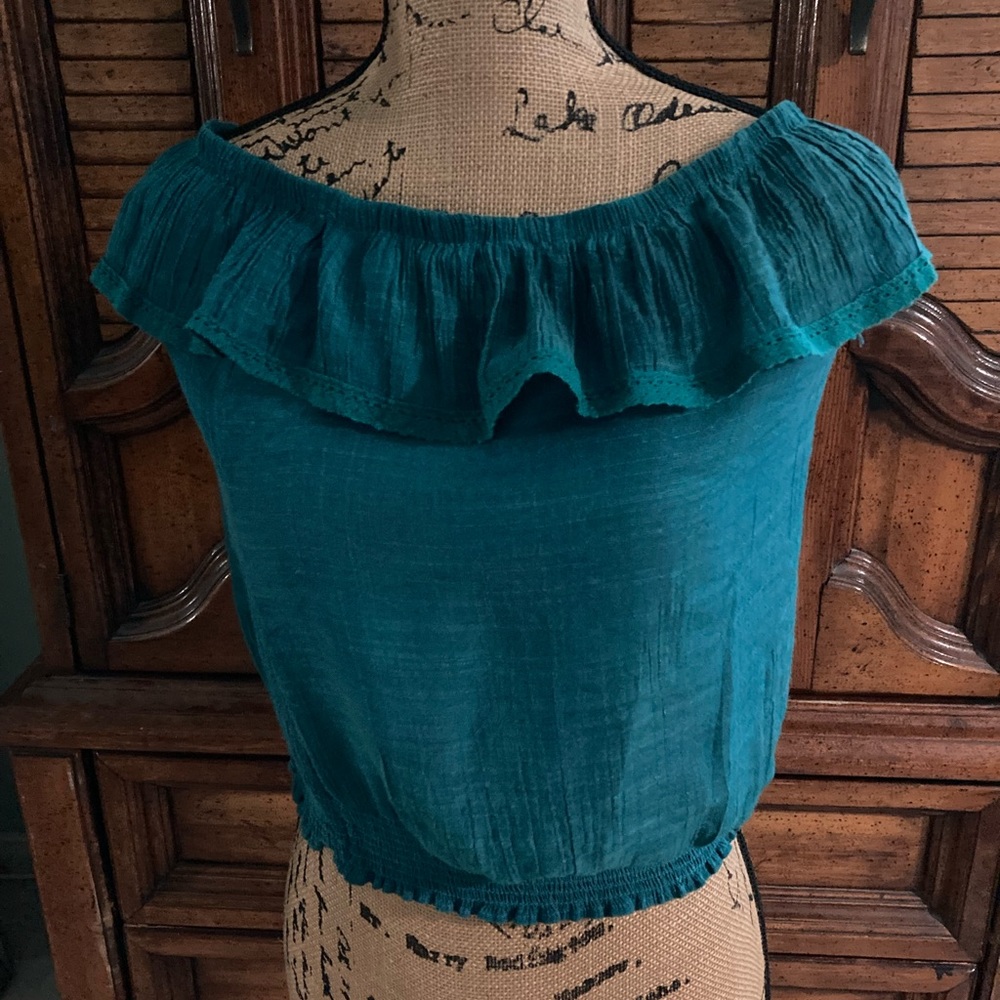Woman’s teal off the shoulder top, size medium.